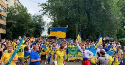 Украина — Австрия: украинцы провели масштабный марш болельщиков в Бухаресте (видео)