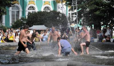 Водоканал призвал петербуржцев не охлаждаться в фонтанах