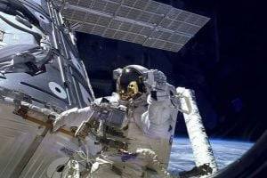 Астронавты МКС в открытом космосе установили новые солнечные панели