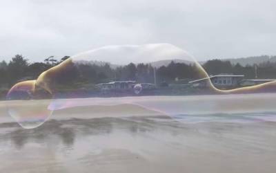 В США надули мыльный пузырь в десятки метров, он лопнул (видео)