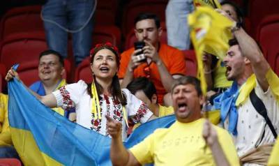 Стадион в Бухаресте впечатляюще исполнил гимн Украины перед матчем Евро-2020 с Австрией