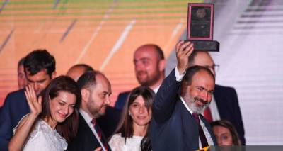И.о. премьера Армении вручили символический "стальной мандат" для диктатуры закона