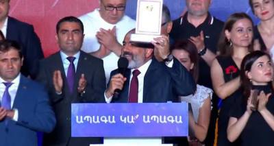 И.о. премьера Армении вручили символический "стальной мандат". Видео
