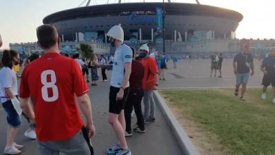 Перед матчем с бельгийцами болельщики из Финляндии и России устроили "коридор" с вениками