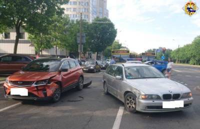 В Минске на улице Филимонова столкнулись две иномарки
