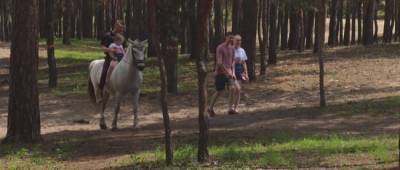 В Кременной на Луганщине проводят бесплатные занятия с лошадьми для детей с инвалидностью