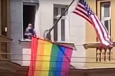Госдеп решил вывесить флаг ЛГБТ над своей резиденцией