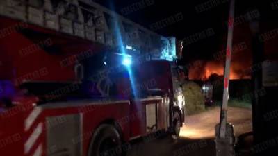 Пожарный поезд и авиацию привлекли к тушению горящего склада под Москвой — видео