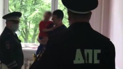 Вести-Москва. Полицейские спасли ребенка, подавившегося монетой