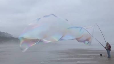 Гигантский мыльный пузырь сделали в США, но круче только то, как он лопается (Видео)