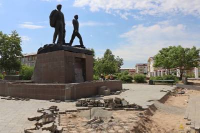 В Улан-Удэ благоустраивают территорию около скульптуры в сквере «Строителям БАМа»