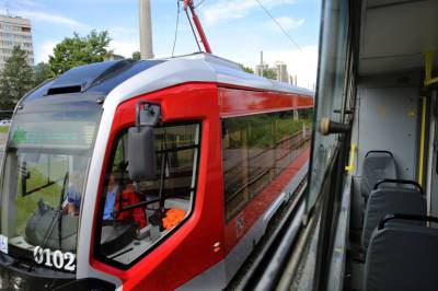 В современном петербургском трамвае пассажиры страдали из-за 37-градусной жары