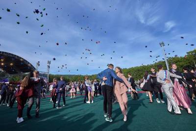 Экоактивисты возмущены запуском в небо воздушных шаров на выпускном бале в Южно-Сахалинске