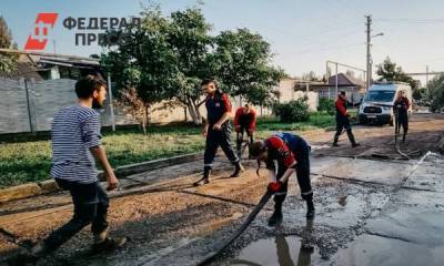 Волонтеры после наводнения откачивают воду в Крыму