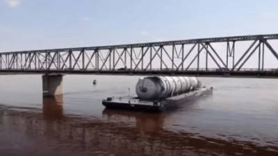Последствия потопа: Гигантская баржа застряла под мостом в Приамурье — видео