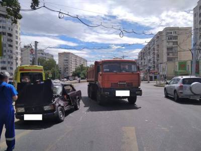 В Уфе столкнулись легковушка и грузовик: двое пострадали