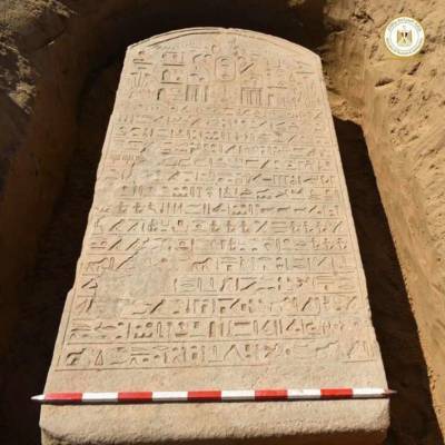 Египетский фермер нашел в поле 2600-летнюю плиту с клинописным текстом