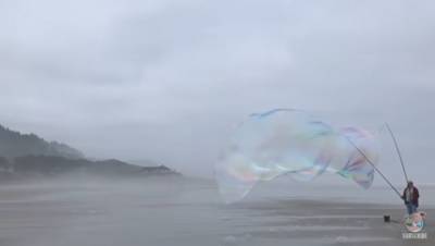 На пляже в США надули гигантский мыльный пузырь (ВИДЕО)