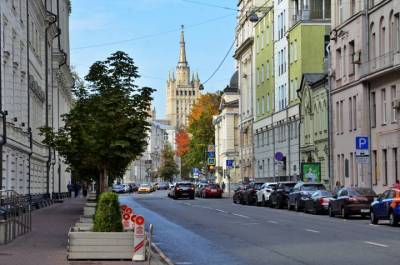 Движение на Поварской улице восстановили после прорыва коммуникаций