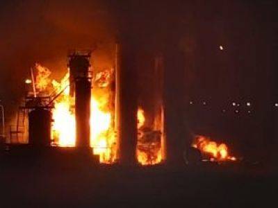 Крупный пожар на складе полиэтиленовой пленки в Тучково тушат более десяти часов