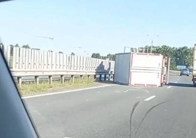В Рязанском районе опрокинулся грузовой автомобиль