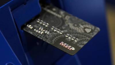 Эксперт назвал способы защиты банковской карты в период летних отпусков