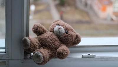 В Тверской области маленький мальчик выпал из окна 5-го этажа
