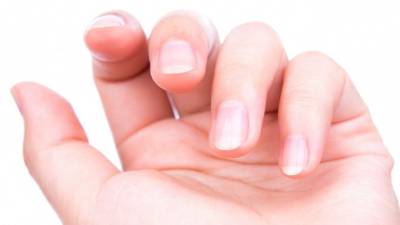 Как определить острую нехватку витамина B12 по изменению ногтей?