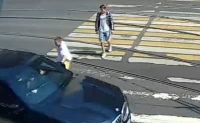 На Петроградской водитель устроил потасовку с молодыми людьми прямо на пешеходе