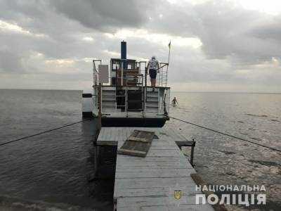Неудачная прогулка: в Кирилловке катер с туристами начало относить в открытое море