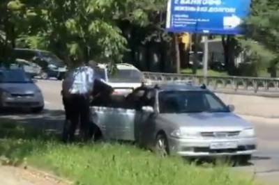 В Хабаровске супруги в авто устроили потасовку с дорожными полицейскими