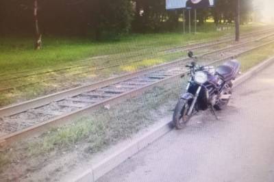 В центре Хабаровска пьяный мотоциклист врезался в бордюрный камень