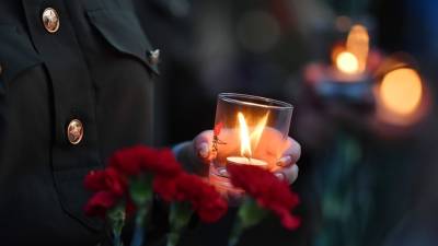 На Троицком мосту Петербурга зажгли свечи в День памяти и скорби