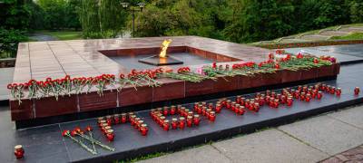«Свечу Памяти» зажгли у Вечного огня в Петрозаводске (ФОТО)