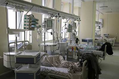 Люди лежат на полу: в Санкт-Петербурге больницы переполнены больными COVID