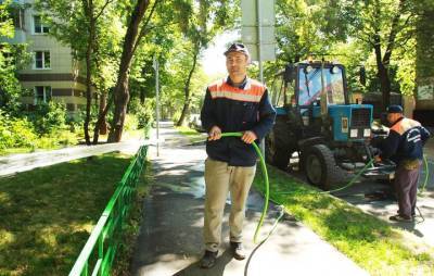 Городские службы усилили полив зеленых насаждений из-за жары в Москве