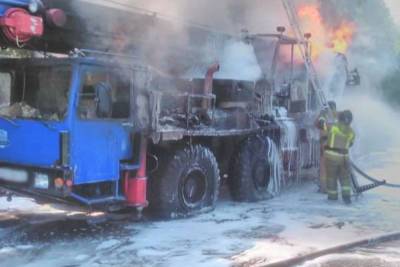 В Сафоновском районе прямо во время движения загорелся автокран