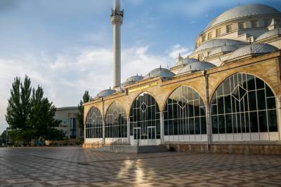 В Дагестане временно запретили посещение мечетей и храмов
