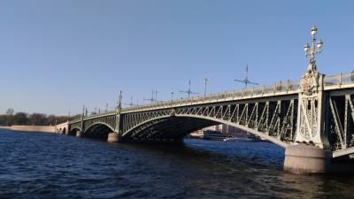 Движение по Троицкому мосту перекрыли для петербургских автомобилистов