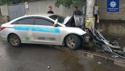 ДТП в Одессе: на Фонтане врезался в столб таксист – есть пострадавшие (фото)