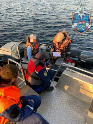 На Ладожском озере спасли дрейфующих на лодке рыбаков, у который закончился бензин