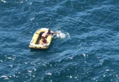 В Приморске отдыхающих унесло на километр в море на надувной лодке