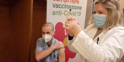 СМИ узнали об увольнении непривитых от коронавируса медиков в Италии