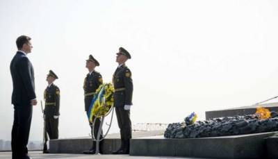 Зеленский возложил цветы к могиле Неизвестного солдата (ФОТО)