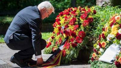 Президент ФРГ в День памяти возложил венок в советском военном мемориале
