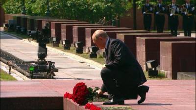 В Александровском саду Владимир Путин возложил цветы к Могиле неизвестного солдата