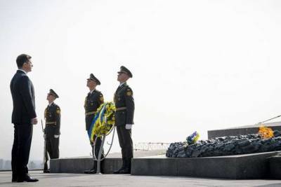Зеленский почтил память погибших во Второй мировой войне: Благодарим за жизнь и возможность строить новую Украину