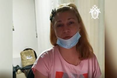 Поставившая на колени чужого ребенка ради извинения жительница Красноярска задержана