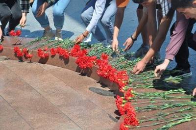 В Бишкеке возложили цветы к Вечному огню и вспомнили тех, кто боролся с фашизмом