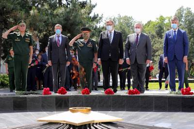 В Ростове в День памяти и скорби к мемориалу «Павшим воинам» возложили цветы